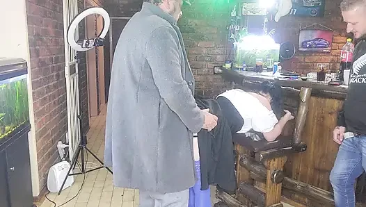 Arkadaşımın karısını sikmesine yardım ediyorum
