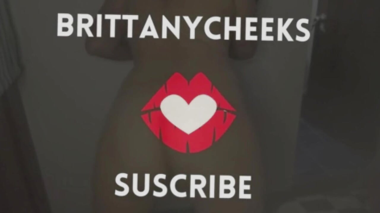 Britanny tryska na patio swojego domu