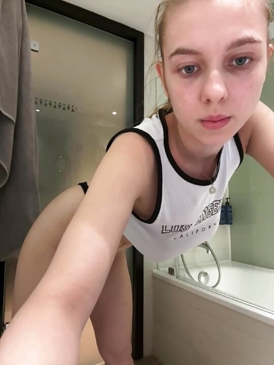 Hard fingering pussy in the bathroom hotel with jucielussie