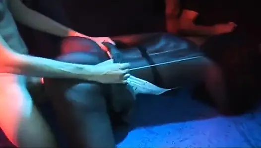 Zenci hatun yoğun parmaklama ve döl damlamasıyla genişliyor