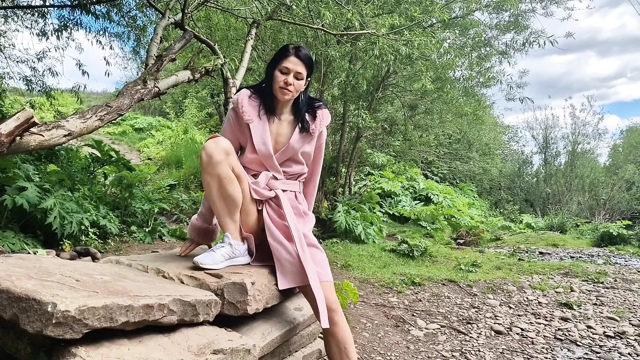 在户外张开双腿撒尿