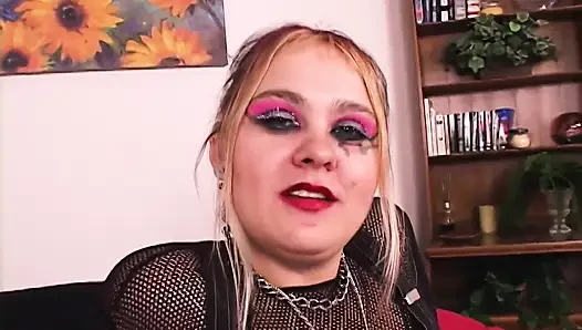 Возбужденная блондинка готеса Nikky Knight