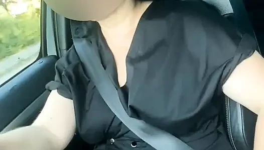 Nackte sexy MILF im Auto