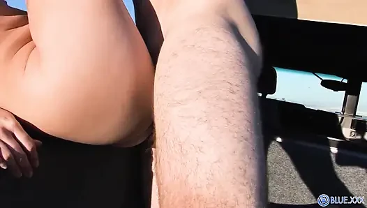 Amateur-stunner jassie nimmt einen großen weißen schwanz ohne gummi