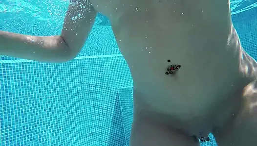 Heiße MILF Mit Rosebud Masturbiert Sich Und Wird Unter Wasser Wichst Und Bringt Dann Ihren Mann Zum Orgasmus