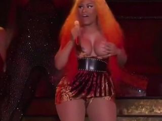 Nicki Minaj escorregou do mamilo durante show
