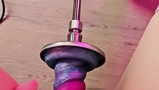 Makine anal sikişiyor - yalnız kız acımasız bir makineyi götüne sokuyor