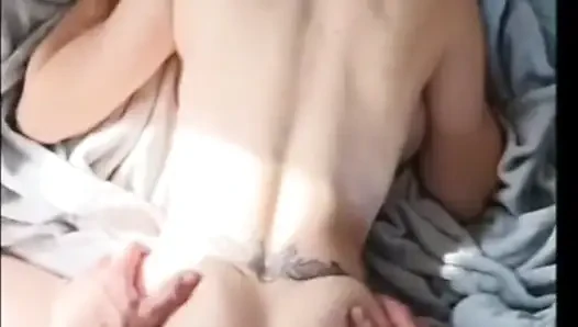Cewek ini suka banget sama kontol besar, memek lilnya yang sempit dan sempit banget ngentot dia habis-habisan