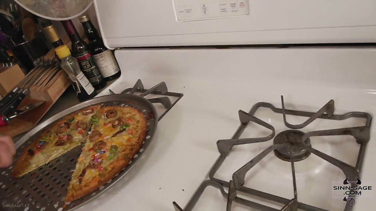 Giganta de fiesta de pizza de oficina con Sinn Sage