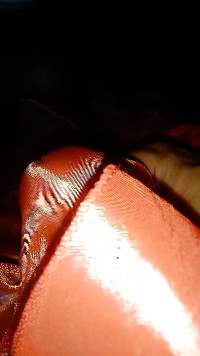 穿着可爱粉色缎面派对迷你裙的伪娘，身上还沾满精液