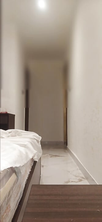 达西热妻子 Puja 享受酒店房间 Husbend Frind