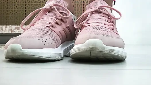 Kaus kaki kotor yang berkeringat di gym pemujaan