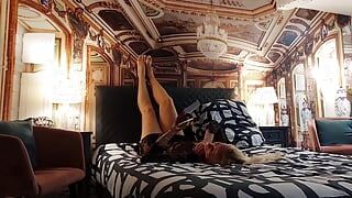 Selena na cama posando de macacão