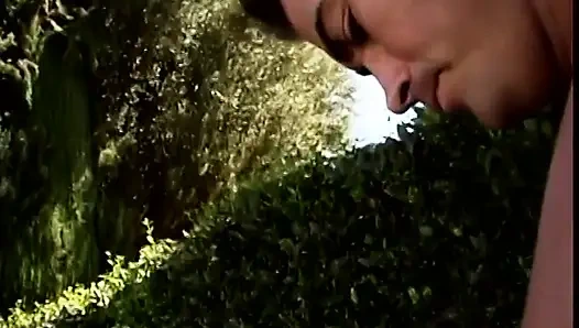 С-чашка, горячая блондинка спускает свою пизду на член чувака, затем принимает его раком