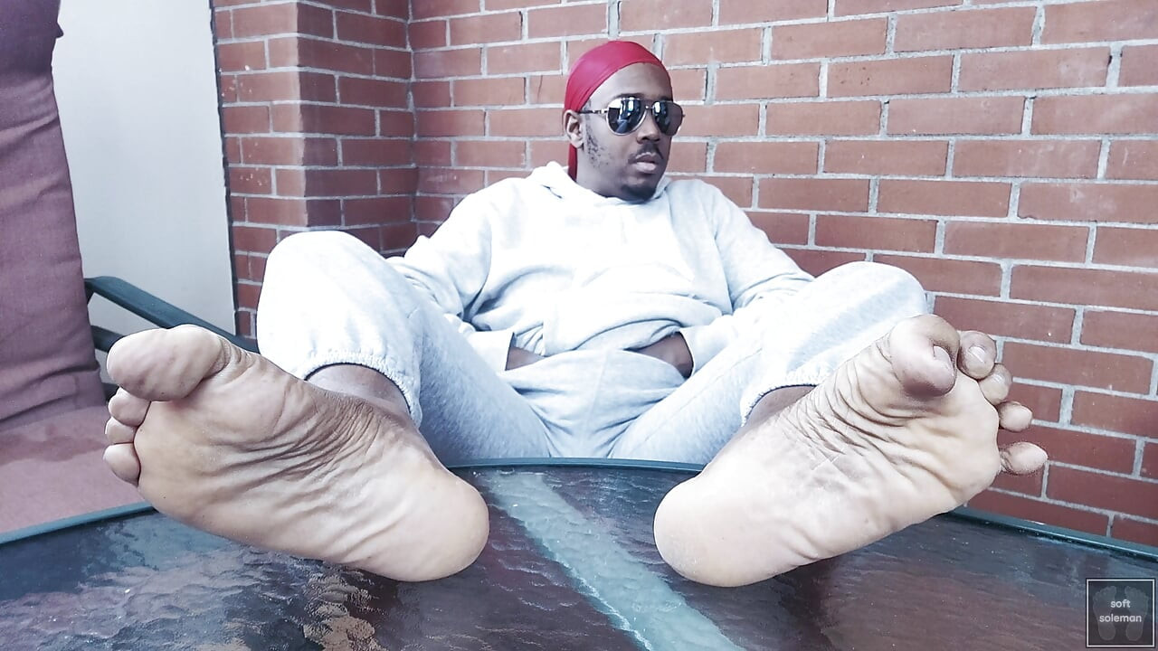 I touch myself, and I display my feet (2025)