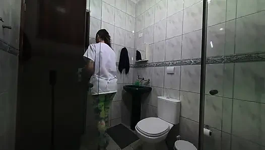 Pembantu ganti baju di kamar mandi.