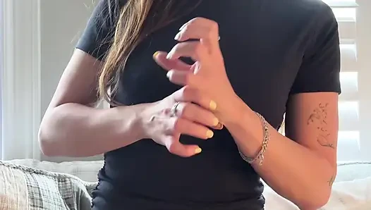 Cewek cantik berkaca mata ini ngasih tau caranya stroke yang enak!