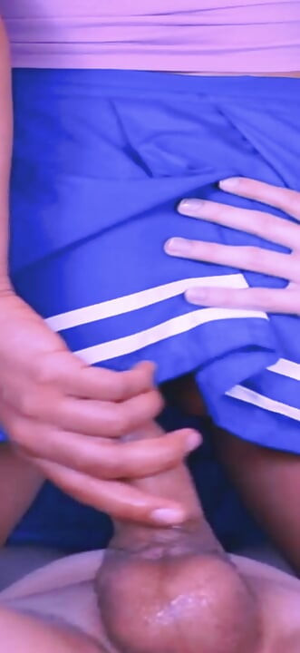 Spor salonuna gidiyor ve çok ateşli oluyor ve yarağa en alta kadar biniyor