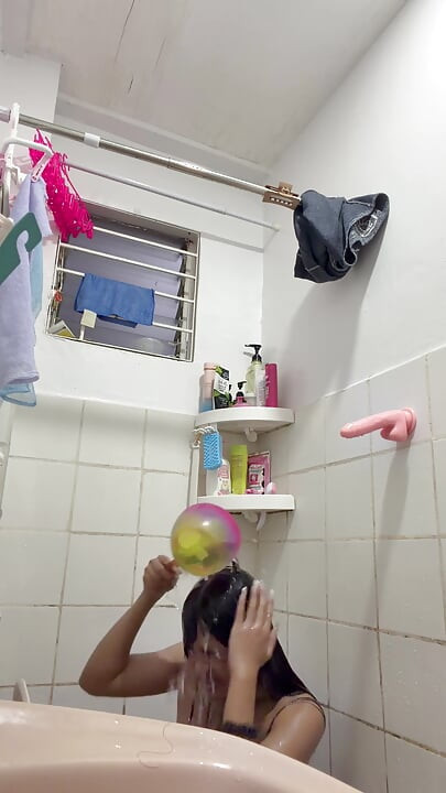 Bana katılmak isteyen dildo ile duş eğlencesi