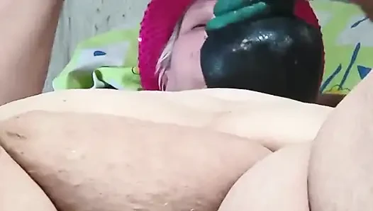 Возбужденный музыкант, как она накачивает в кончающий ритм