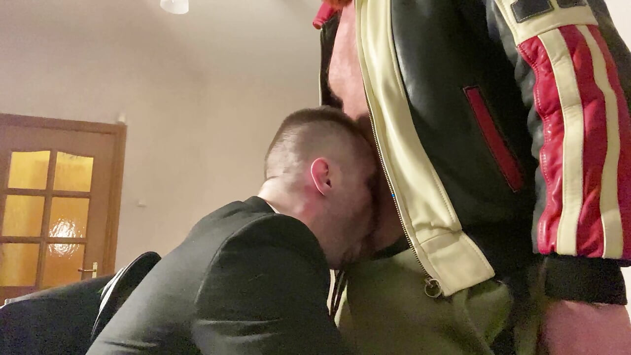 Dio 1. Menatplay. Uredski radnici Kinkysirius u odijelu žestoko jeban od kožnog medvjeda