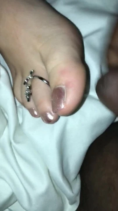 Cum on pretty feet
