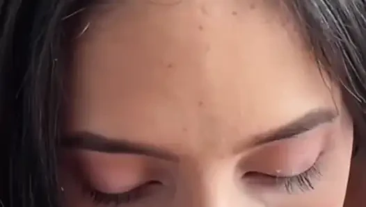 Она продолжает издеваться на мой большой хуй - брюнетка латина дикая и шаловливая в скачке наездницы и миссионерском трахе в видео от первого лица