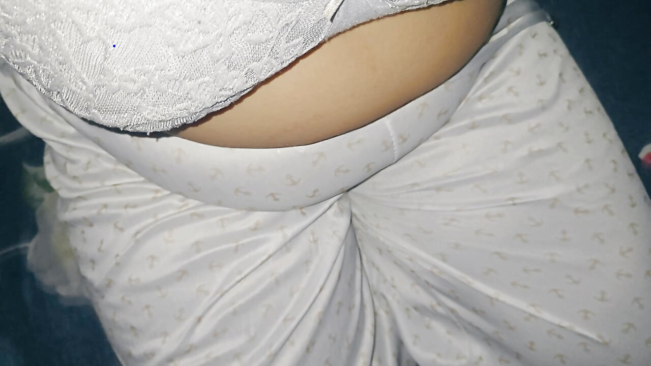 義姉は恋人を家に呼び、彼女の尻を犯させた