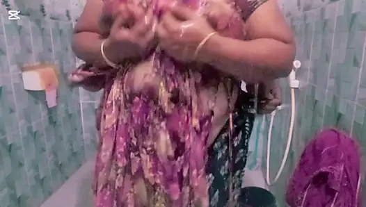Üvey oğlu ve üvey annesiyle banyoda seks.