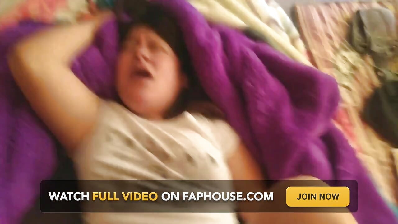 أفضل صديق زارني لكنني لعقت كسها وأعطيتها قذفا ناريا