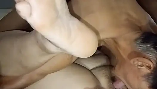 Sie bettelt mich um 69 und fickt ihre muschi