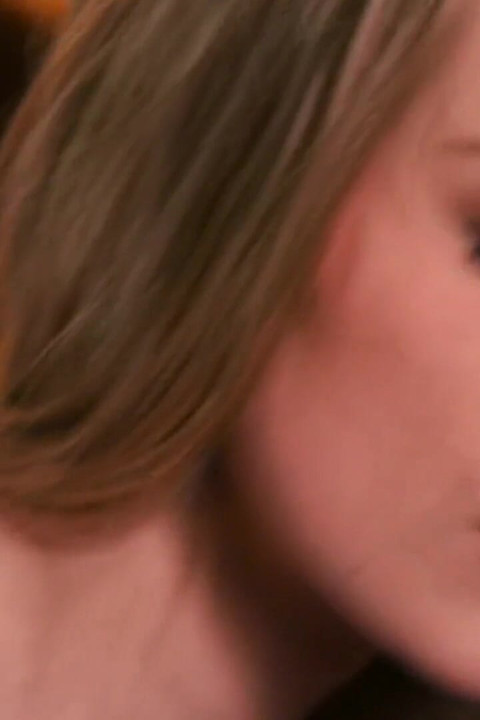 Chicas - la caucásica Stacie Jaxxx anhela el sexo intenso de parejas y un final facial desordenado de la pareja