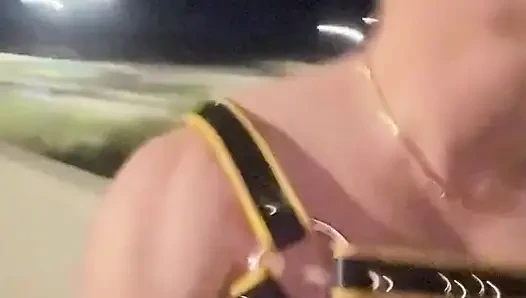 Gece kas kralı: deri koşumlu Asyalı ve jockstrap boş sokaklara sahip