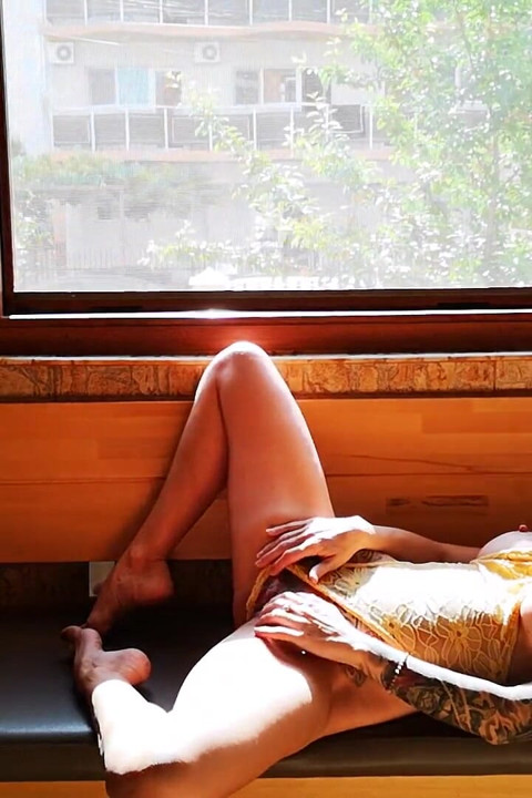 Geile MILF Spielt Neben Dem Fenster