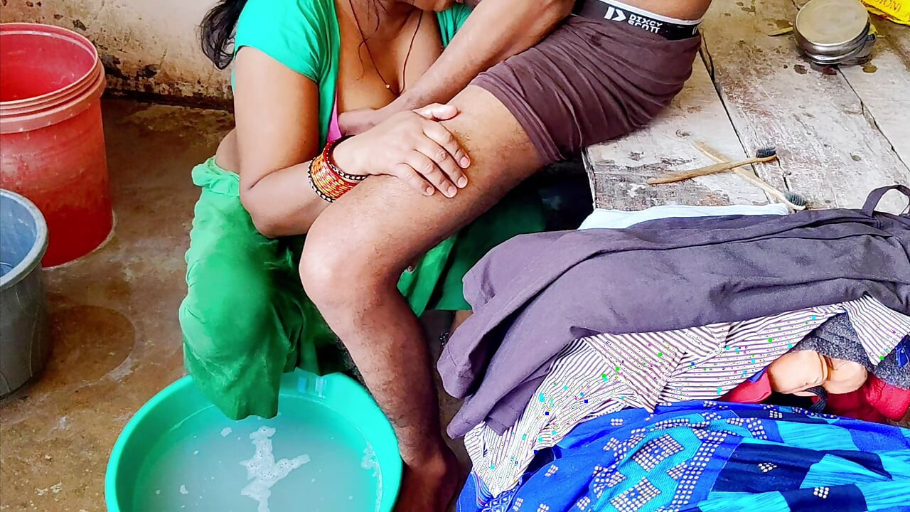 Desi bhabhi ne  bathroom me land chusha