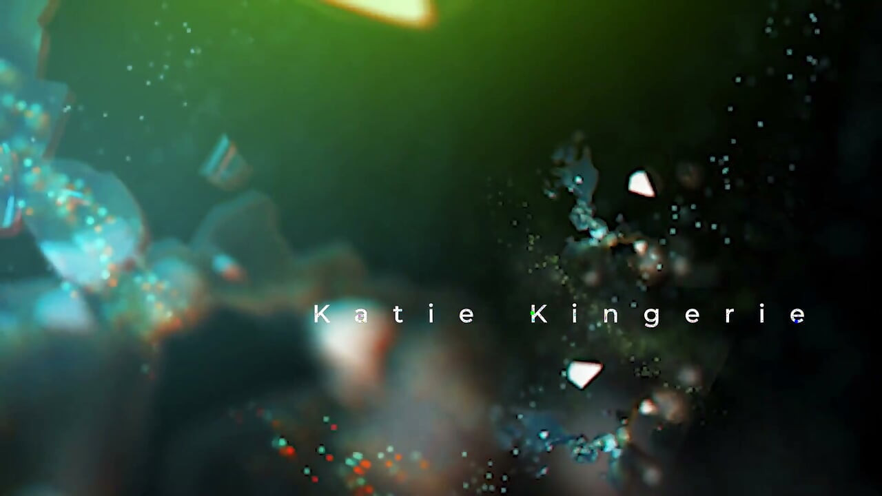 Frotando coños rosas mojados en el sofá con bellezas Katie Kingerie y Reagan Lush