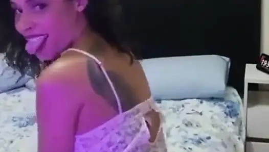 Ateşli latin ıslanıyor ve arkadaşının yatağında mastürbasyon yapıyor