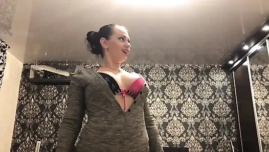 Güçlü egzersiz ve kaslara tapma! Seksi vücut kıyafeti içinde motivasyon ve hakimiyet!
