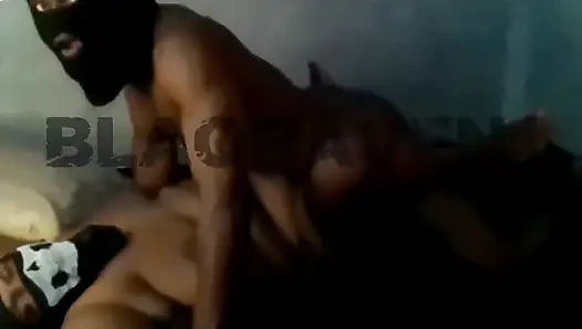 Ejass sert sikiliyor ve keskin inleyerek çığlık atıyor