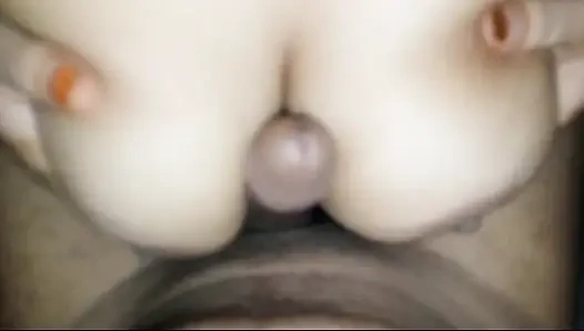 Stiefschwester nadiya wird vom großen schwanz ihres stiefbruers überrascht und er fickt ihre große muschi, während sie allein zu hause sind