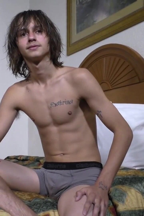 Değersiz heteroseksüel adam dışarıda mahsur kaldıktan sonra eşcinsel oluyor