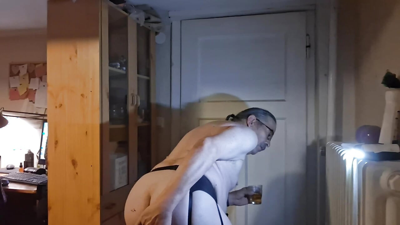 AO-Wolly drinks his pee and licks the plug clean