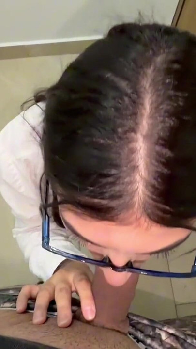 Engenheira recebe uma grande foda da arquiteta para acalmar sua raiva e receber o trabalho | Clipe 1