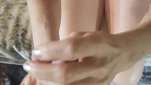 Хорошая девушка показывает, как она делает минет