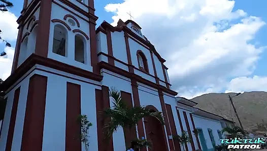 Колумбийская крошка с большими сиськами соблазняет иностранца