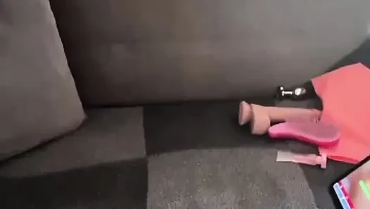 Üvey annem memelerini ve amcığını okşamayı seviyor