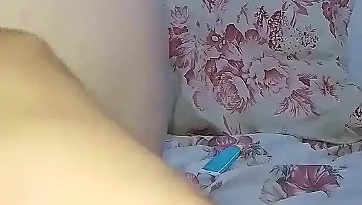 Im Mund der üppigen Blondine.