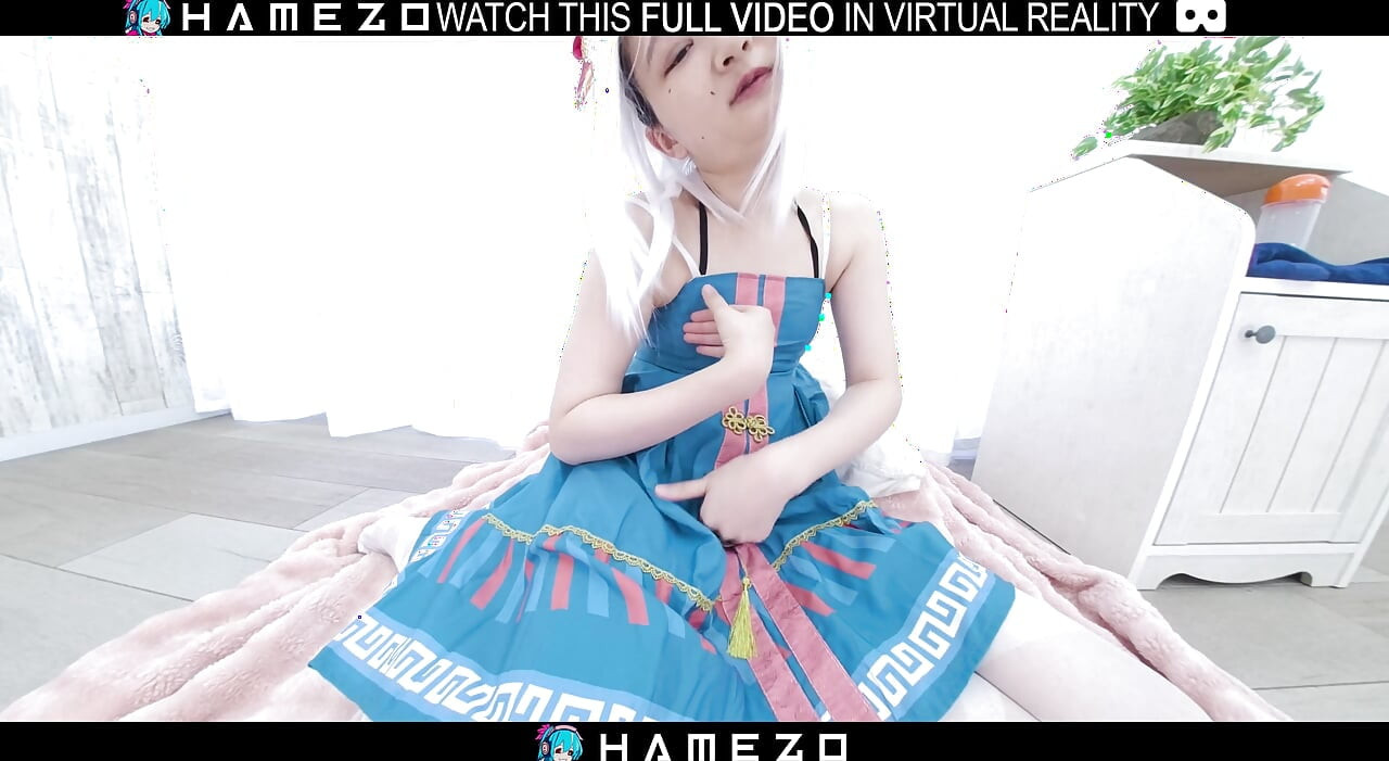 Une taquine de bite excitée, la Japonaise Mayu Kanzaki se masturbe, en VR.