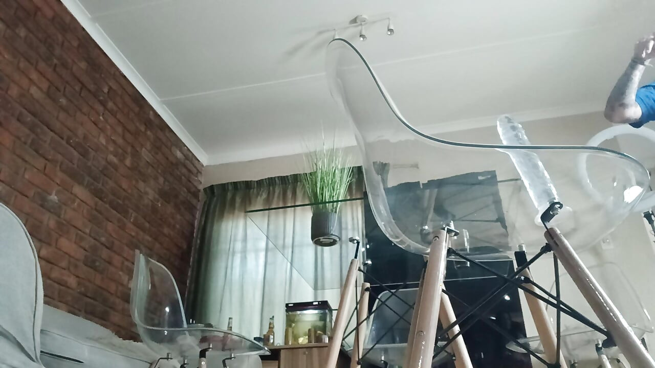 Aku lagi asik muasin memekku pakai dildo sambil ditonton temanku
