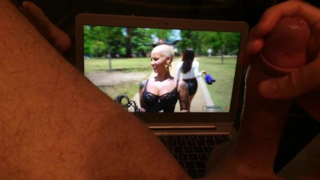 Jerking off and cumming to Amber Rose